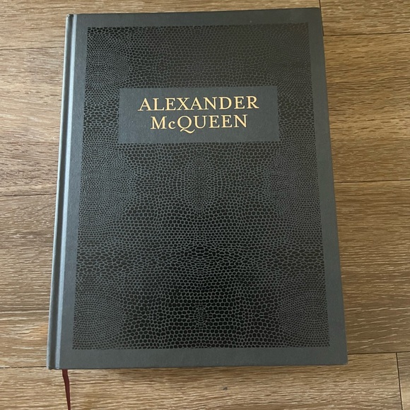 Alexander McQueen Leather Coffee Table book - Picture 4 of 9